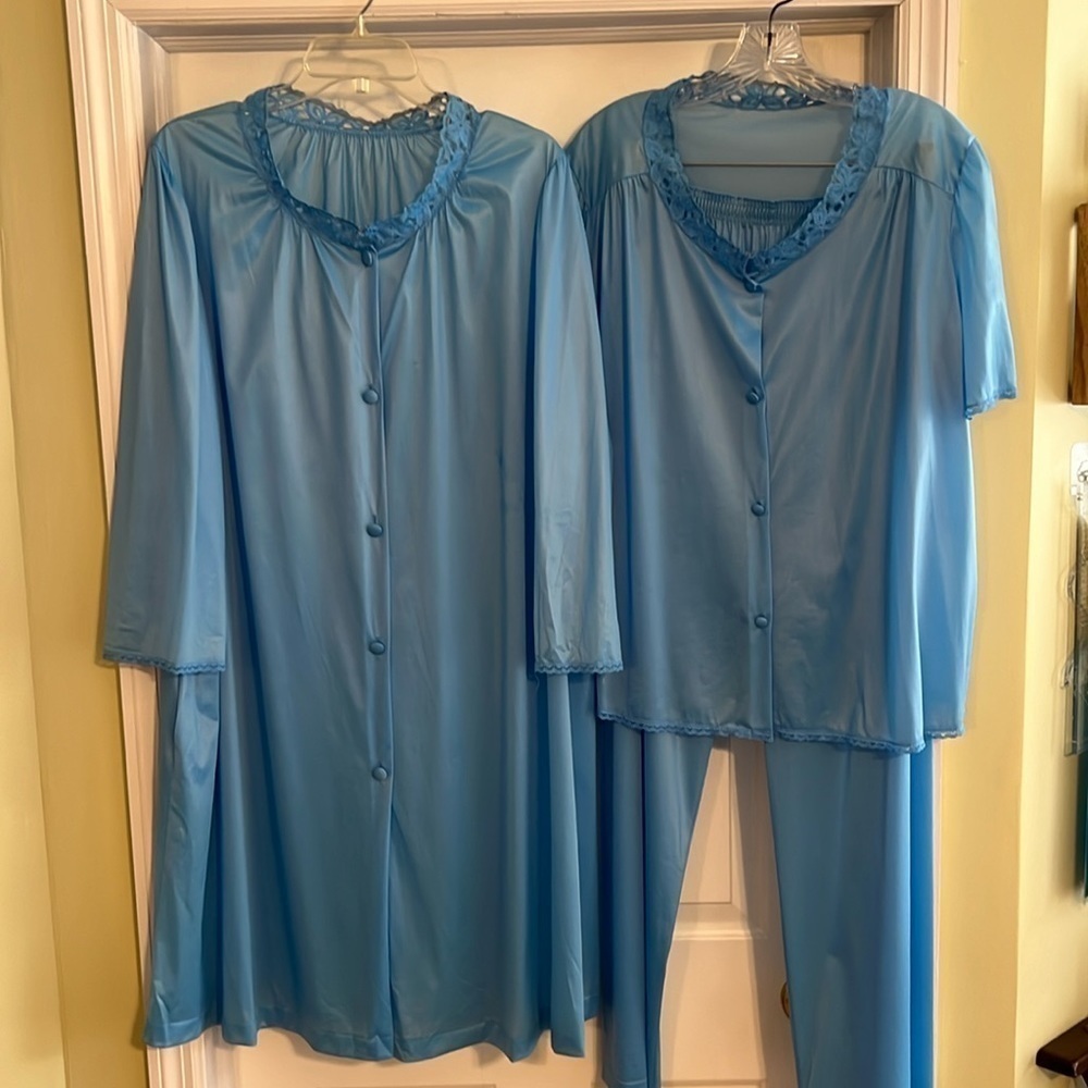 Vanity Fair 3 piece set. Blue pajama top/ pants and robe. Size 38.